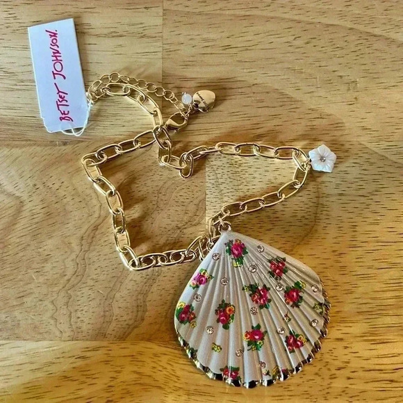 NWTS BETSEY JOHNSON SEASHELL PENDENT NECKLACE WITH FLORAL ACCENTS - Picture 3 of 5